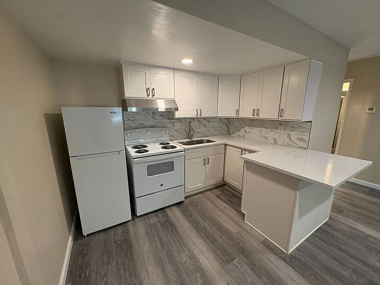 Stanford Garden Apartments — Photo 33
