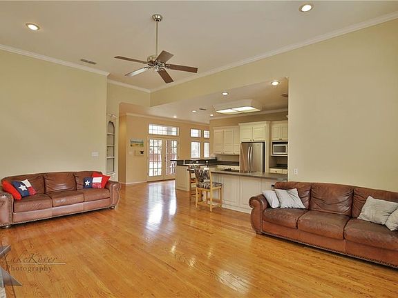 3rd image of 2910 Woodlake Dr