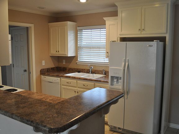 5th image of 601 5th St Unit B