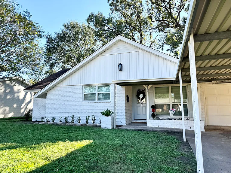 2311 Stonecrest Dr — Photo 2