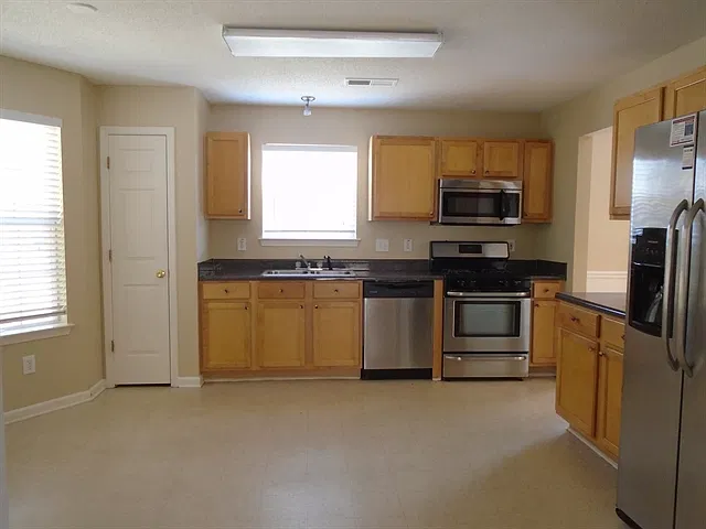 4 bed, 2.5 bath, 1982 sqft, $2,095 — Photo 3