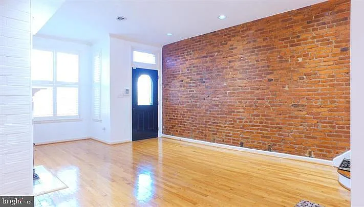 3 bed, 2.0 bath, 2024 sqft, $3,800 — Photo 2