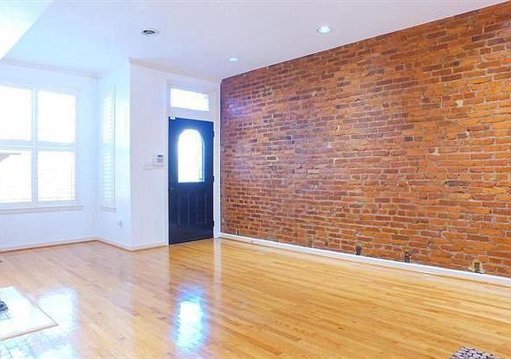 2nd image of 1209 E St NE