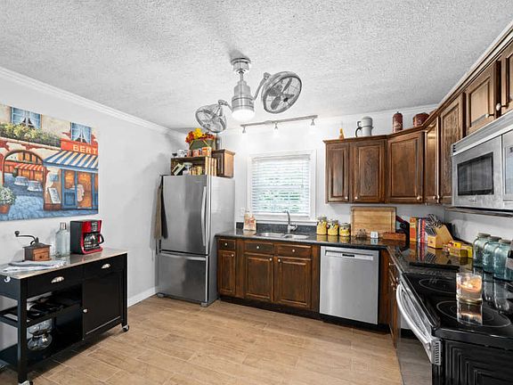 4th image of 942 Oakdale Dr
