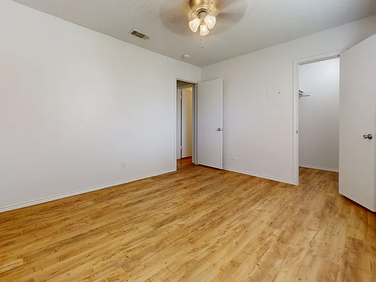 Stadium View Apartments — Photo 33