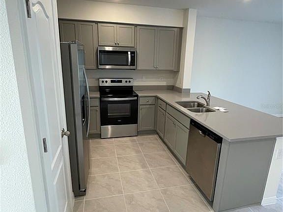 4th image of 3057 Canary Ave