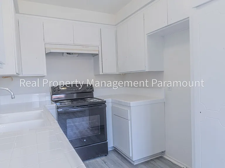 540 W Queen Street — Photo 12