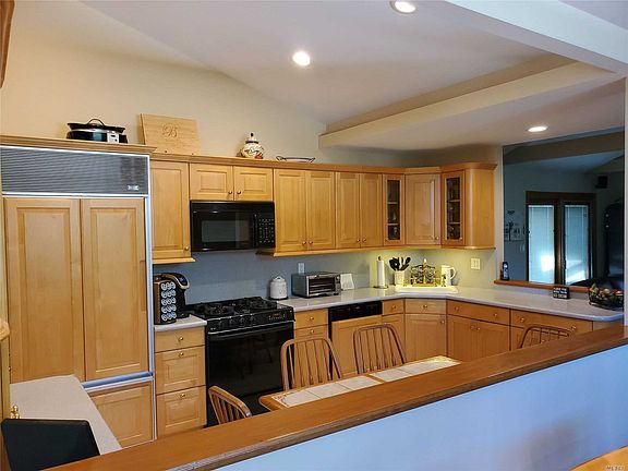 3rd image of 807 Vivian Ct
