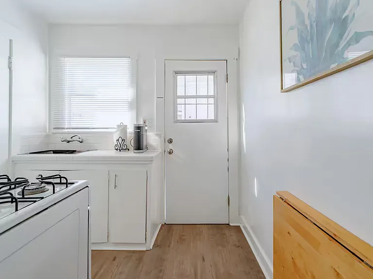 653 Flower Ave #D — Photo 7