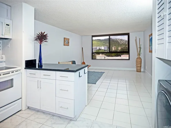 2724 Kahoaloha Ln APT 902, Honolulu, HI 96826