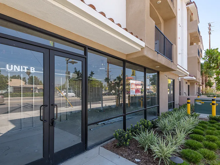 Sherman Way Luxury Apartment Homes — Photo 18