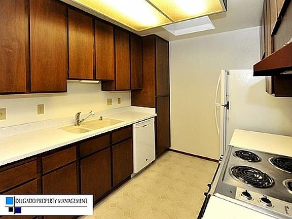 Kitchen w/ all appliances