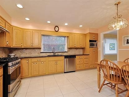 2nd image of 11 Eaton Ct