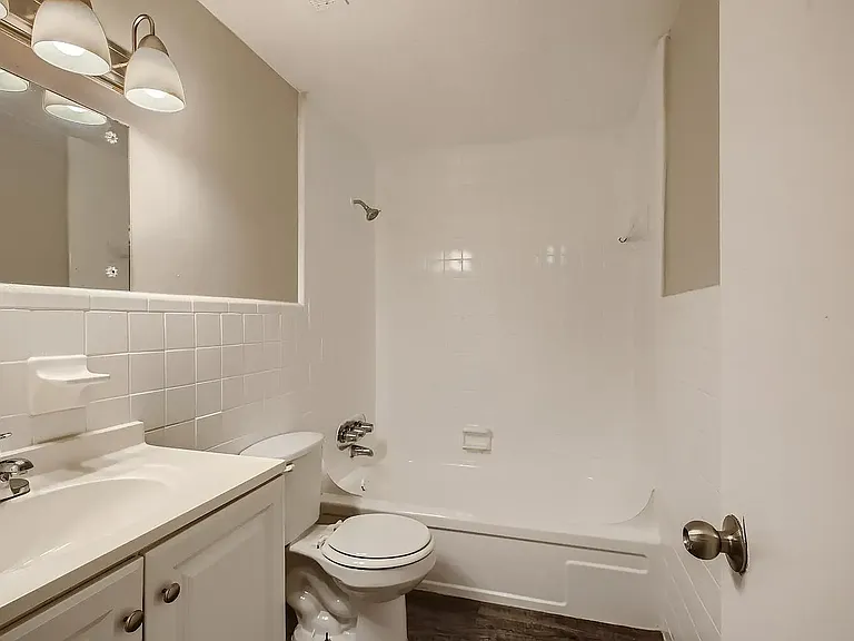 Lake Park Colonial Apartments — Photo 5