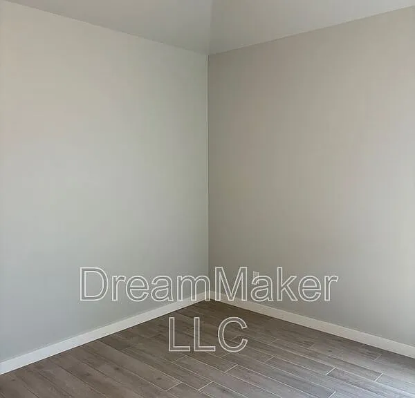 5225 E Maple Rd — Photo 8