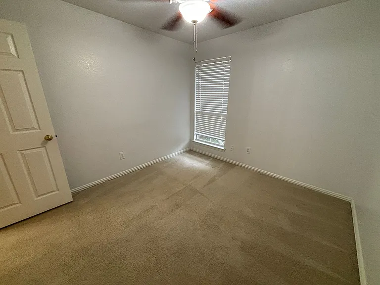 2921 Meadow Glen Dr — Photo 6