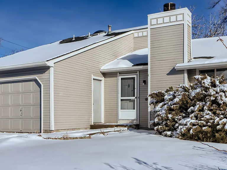 2046 Sumac St — Photo 3