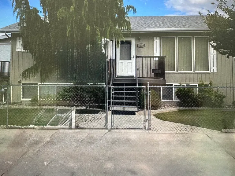 1223 N Western Ave — Photo 1