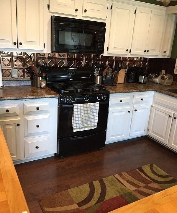Kitchen : Gas range with overhead vented mircowave