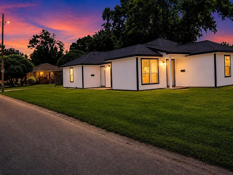 1206 Pinewood Ln — Photo 2