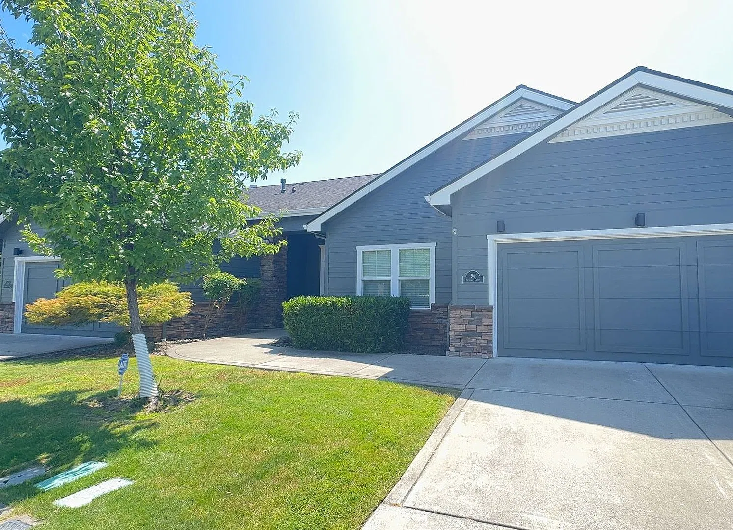 2 Bedroom-2 Bath single Family Home in Gate Community-Eagle Point Golf Course-Eagle Point, Oregon — Photo 1
