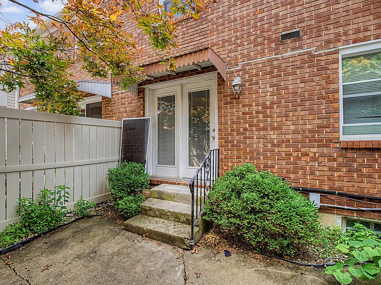 1406 Old Town Ct — Photo 43