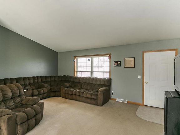 3rd image of 120 Redwood Ave