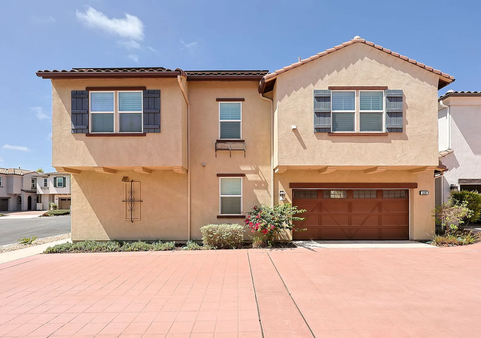 Spacious 4BR/3BA Oceanside Home with 2-Car Garage, Backyard & Community Pool — Photo 3