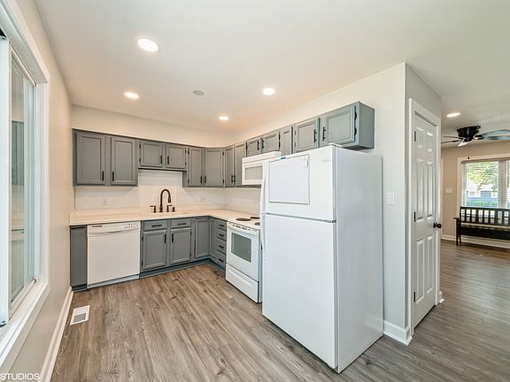 5th image of 530 Moore Ave