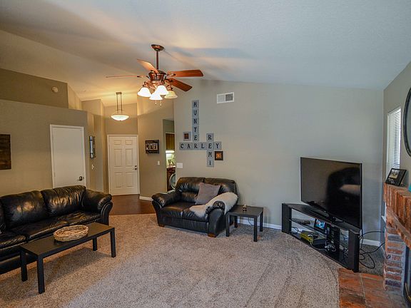 4th image of 945 Vintage Oak Ave