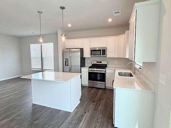Quarts counter tops, large kitchen island