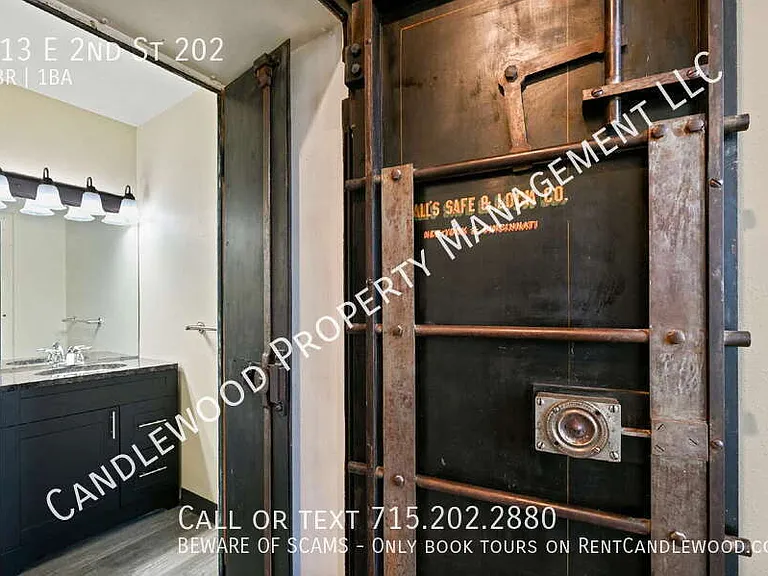 713 E 2nd St #202 — Photo 15