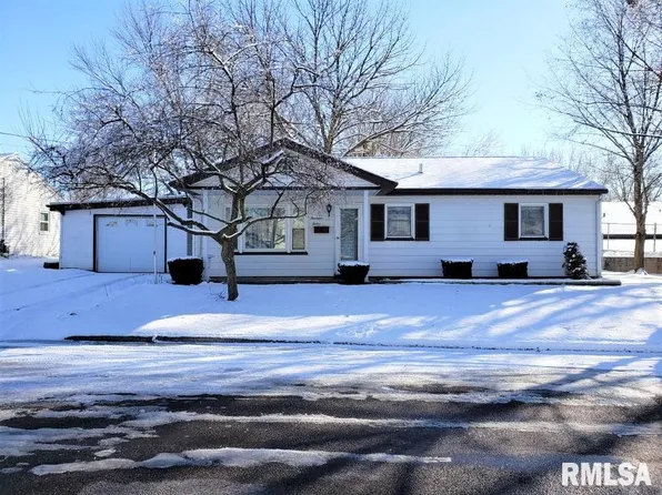 1412 Saint Julian St, Pekin, IL 61554