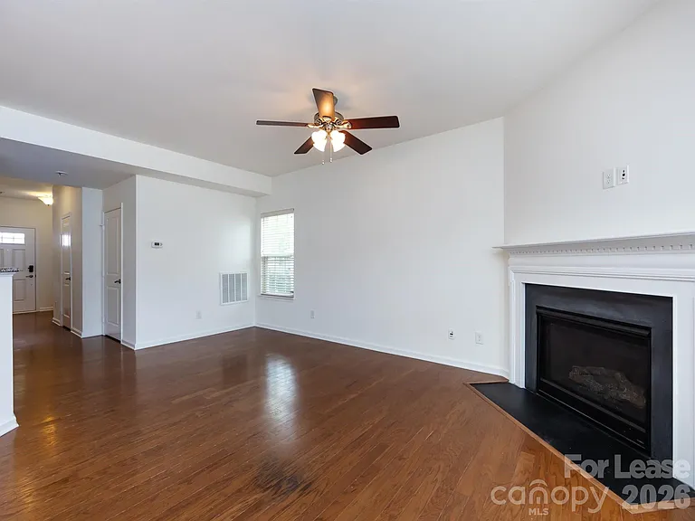 2436 Silverthorn Dr — Photo 9