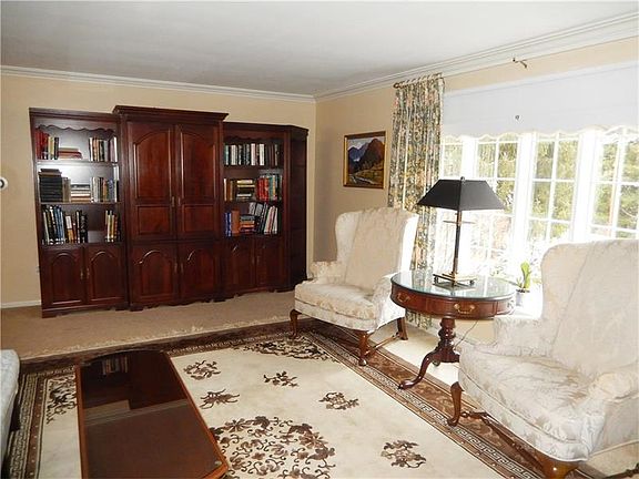 5th image of 903 Country Club Dr