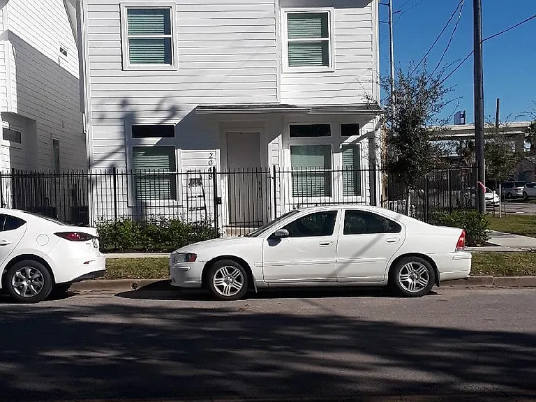 2048 Live Oak St — Photo 1