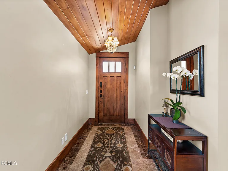 320 Woodside Ave — Photo 2