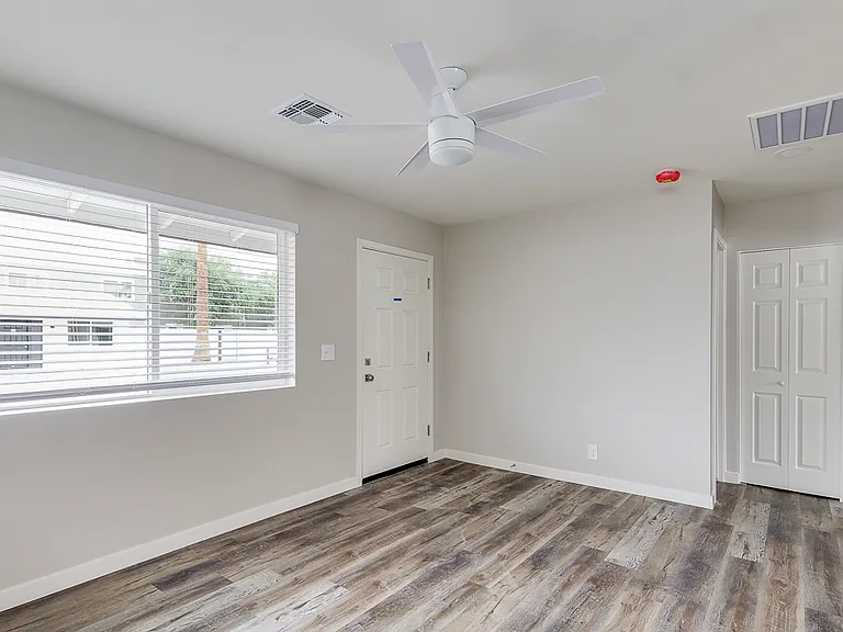 1648 W Colter St #6 — Photo 7