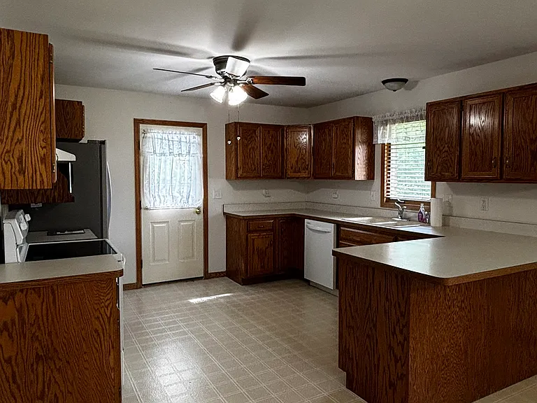 1545 Helen Ct — Photo 17