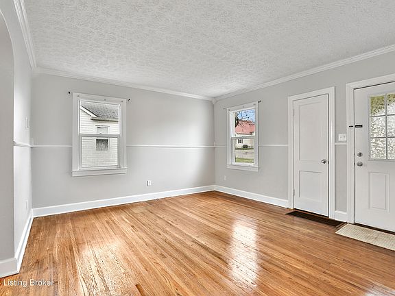 4th image of 327 E Woodford St