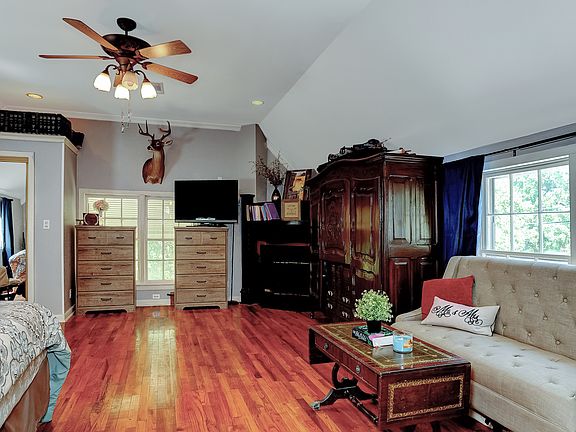 3rd image of 2402 W Crawford St