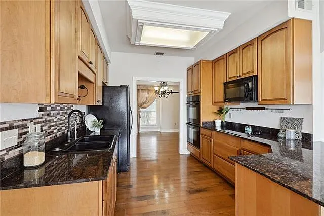 305 Charles Ct — Photo 8