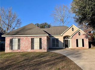 916 Armand St, Mandeville, LA 70448