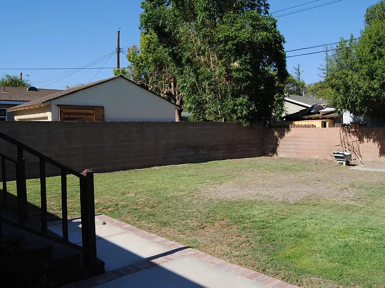 748 N Doan Dr — Photo 17