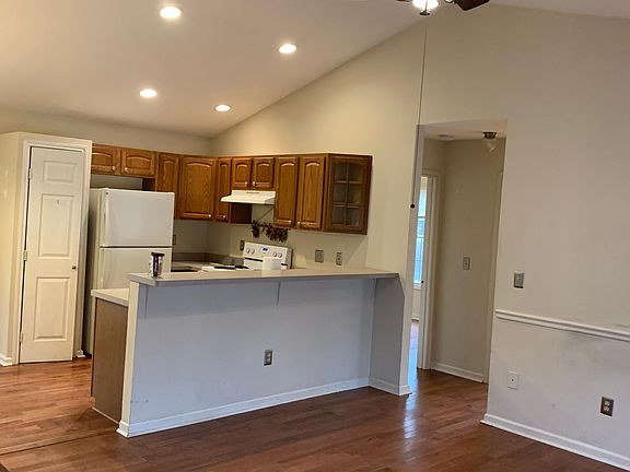 kitchen/family room with vaulted ceiling fa