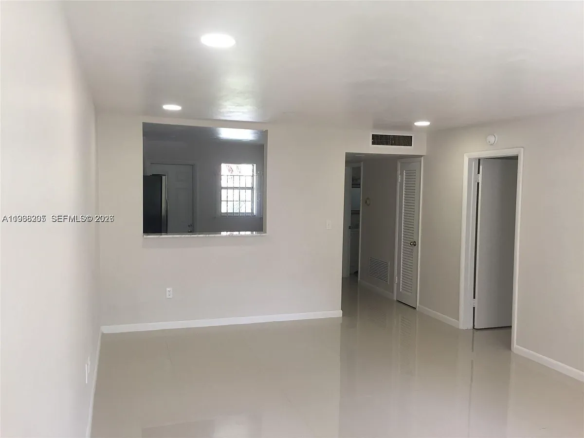 Building Photo - 1550 NE 191st St #309