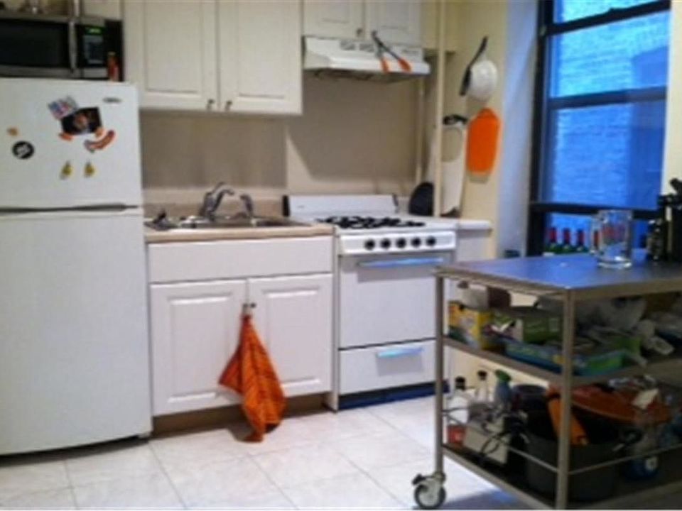 2nd image of 128 E 86th St APT 3B