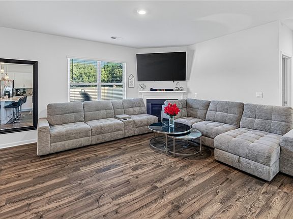 2nd image of 220 Slateford Cir