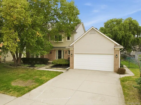 22419 Streamside Dr, Macomb, MI 48044