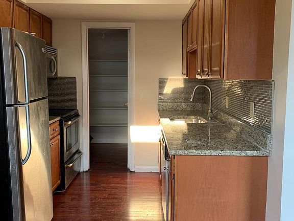 3rd image of 14600 Earlham Ct